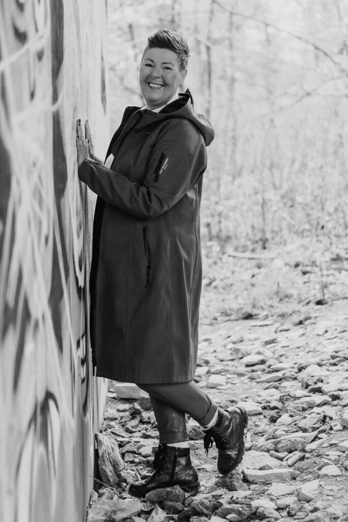 Portraitshooting Fotografin Versmold, Foto aus einem Shooting, Frau sützt sich gegen Wand