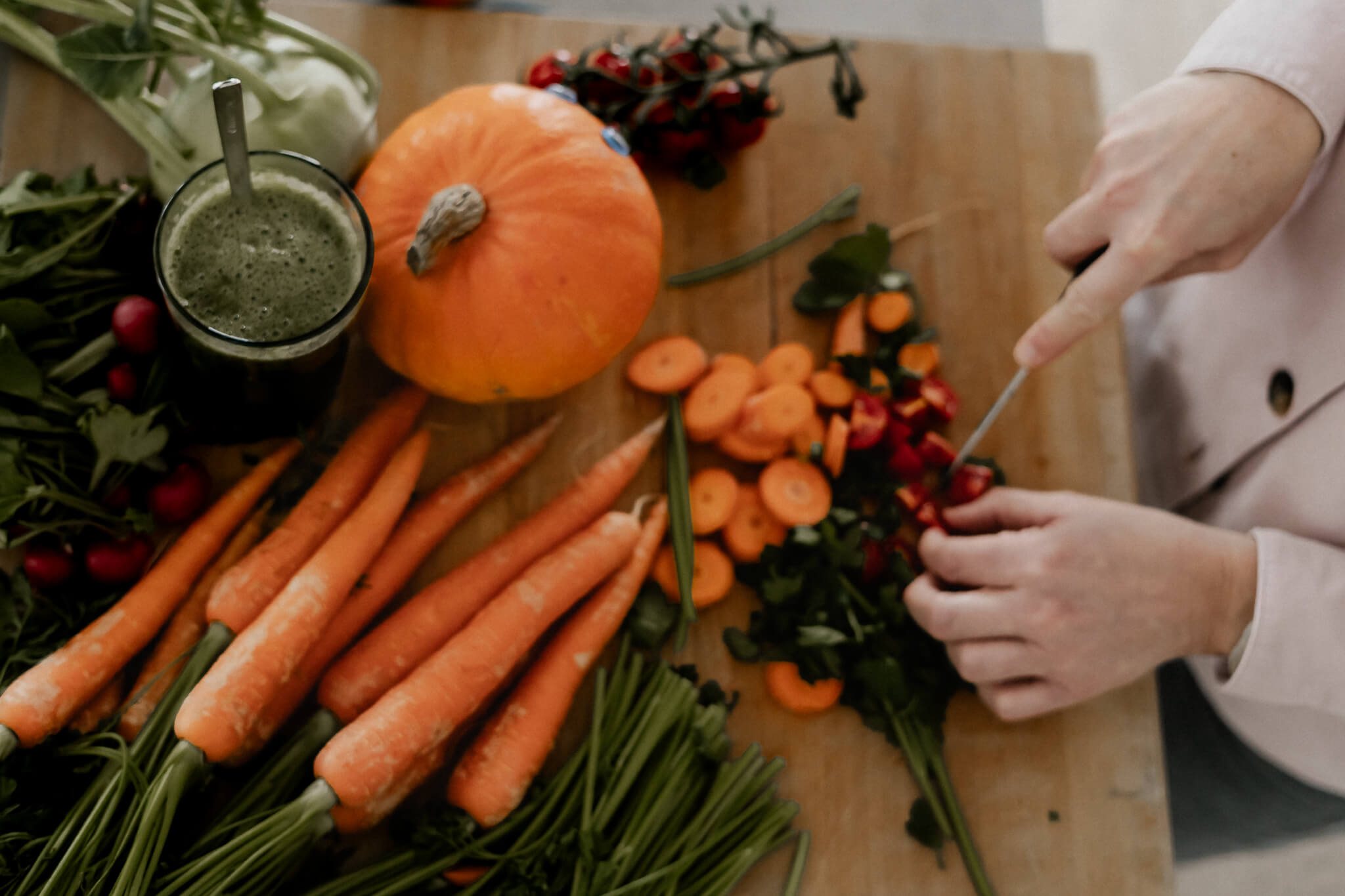 Nahaufnahme Hände beim Gemüse schneiden
