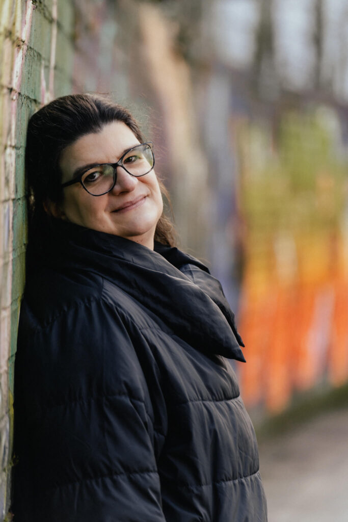 Frau schaut zufrieden in Kamera, Portraitshooting Versmold