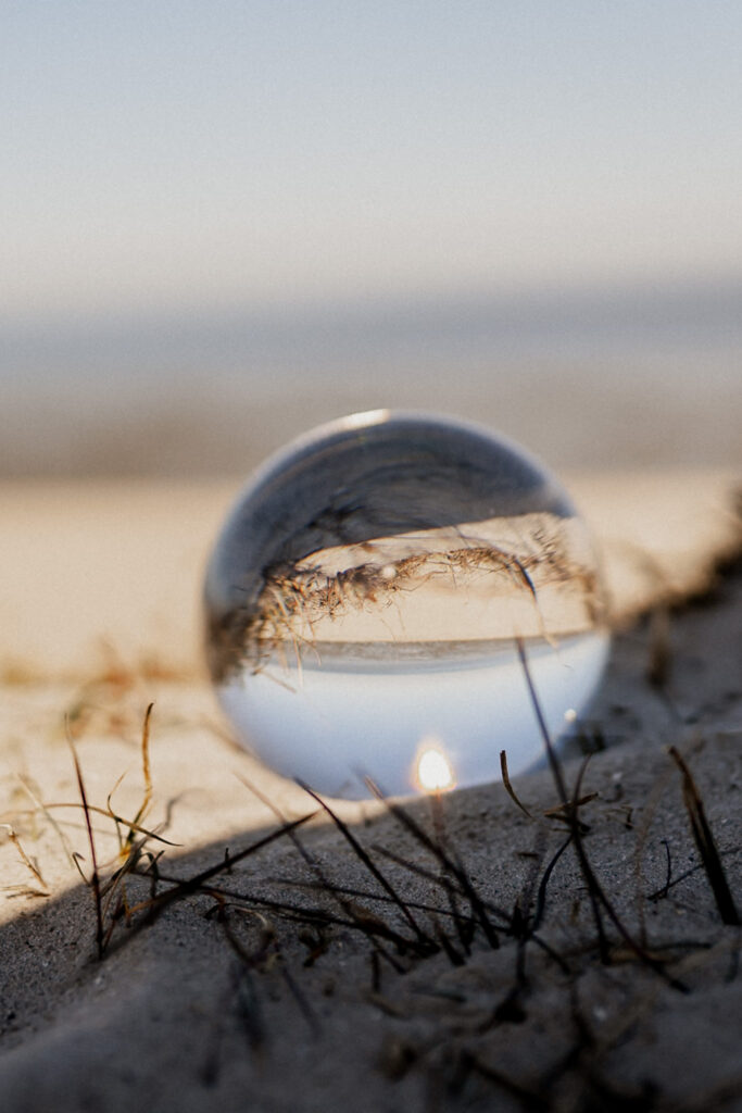 ruhiges Foto als Dekobild für die Kategorie Blog, Landschaftsfoto mit Glaskugel am Strand