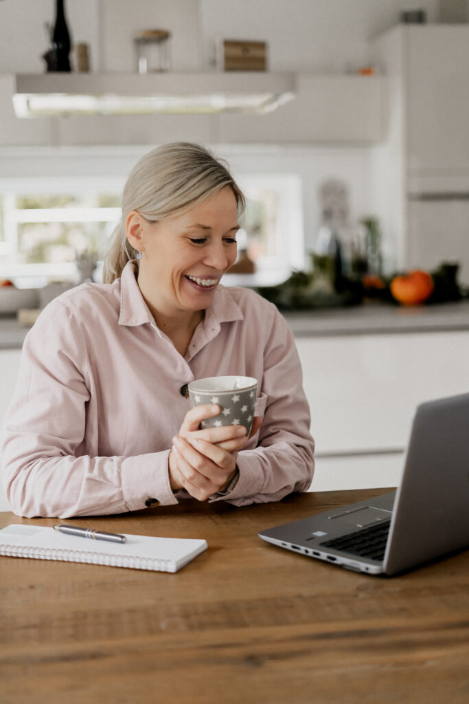 Bild einer Kundin aus einer Personal Brand Reportage, Frau sitzt am PC