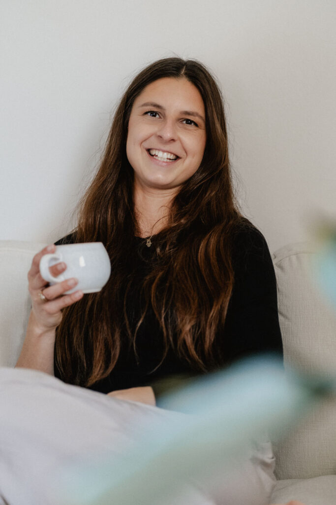 Yogalerhrerin mit Teetasse, Pause