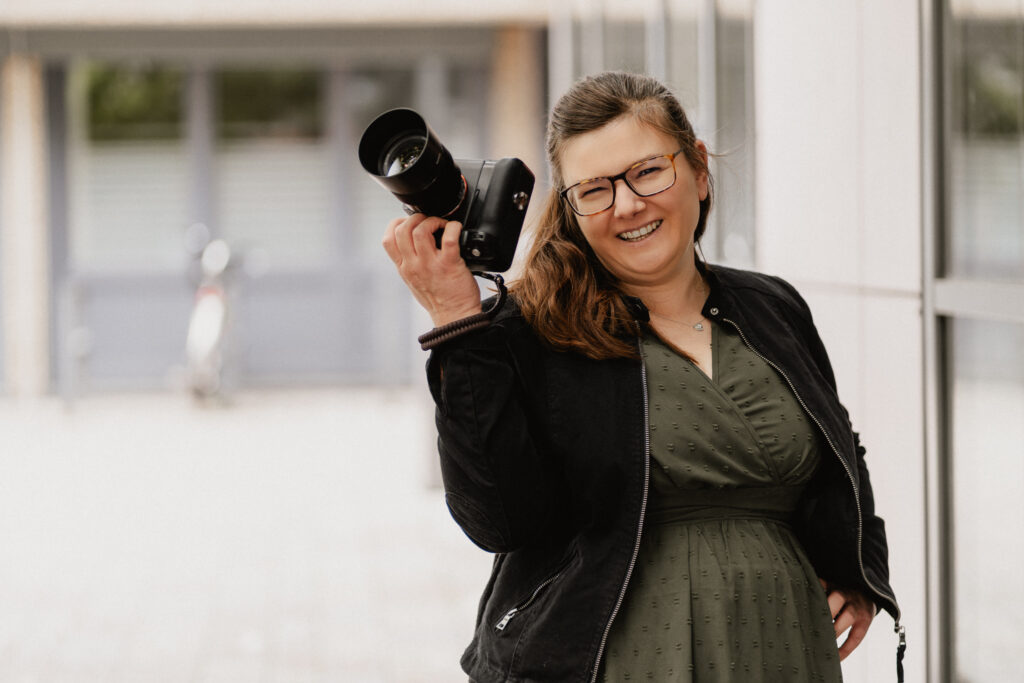 Personal Brand Fotografin, lächelt in Kamera